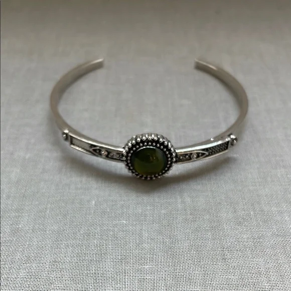 NWOT Silvertone Green Bracelet - Picture 3 of 8